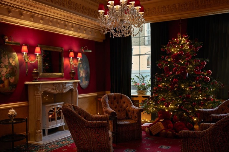 The Montague On The Gardens Interior - Christmas Tree, Garland